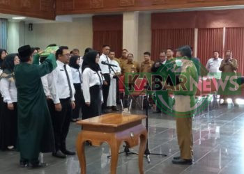 Penyerahan sekaligus pengambilan sumpah/janji PNS ke dalam jabatan fungsional di lingkungan Pemkab Kutim tahun 2023