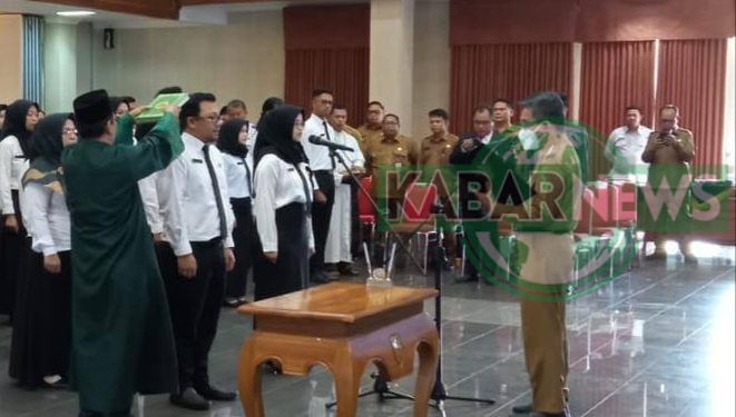 Penyerahan sekaligus pengambilan sumpah/janji PNS ke dalam jabatan fungsional di lingkungan Pemkab Kutim tahun 2023