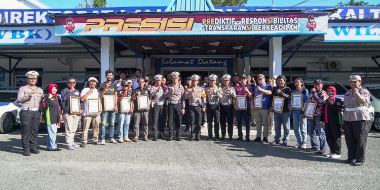 Kolaborasi Ditlantas Polda Kaltim dan Komunitas Vespa: Menjaga Keselamatan Berlalu Lintas